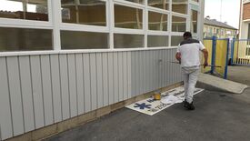 Travaux de mise en sécurité, de nettoyage et de peinture dans la cour de l'école maternelle