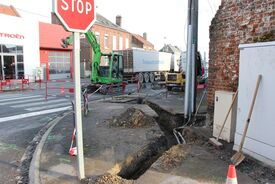 Travaux de génie civil pour pose des feux tricolores au carrefour de la rue du Moulin et de la rue de Lille.