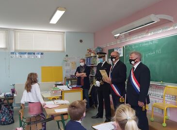Distribution de deux masques réutilisables aux enfants de l'école élémentaire Jean Lebas Distribution de deux masques réutilisables aux enfants de l'école élémentaire Jean Lebas