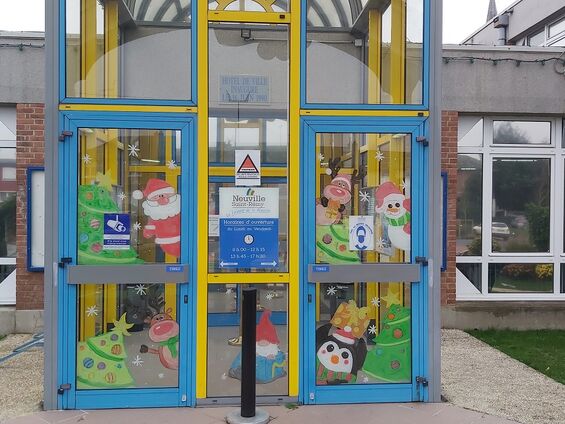 Portes de la Mairie décorées aux couleurs de Noël par les enfants de l'accueil de loisirs
