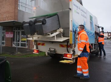 Nettoyage et désinfection des poubelles communales par la société SUEZ Nettoyage et désinfection des poubelles communales par la société SUEZ