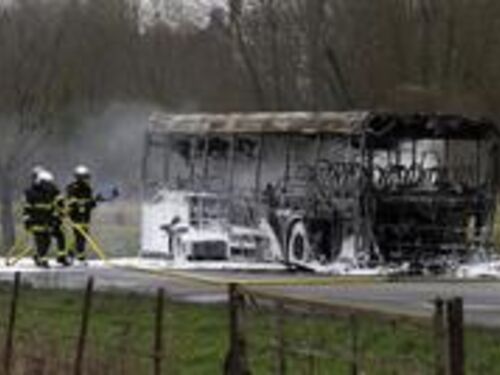 Bus incendié sur la chaussée