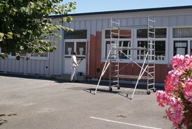 Travaux de peinture sur le préfabriqué de l'école Jean LEBAS