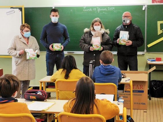 Distribution de masques enfants par les élus de la Mairie  l'école Jean Lebas