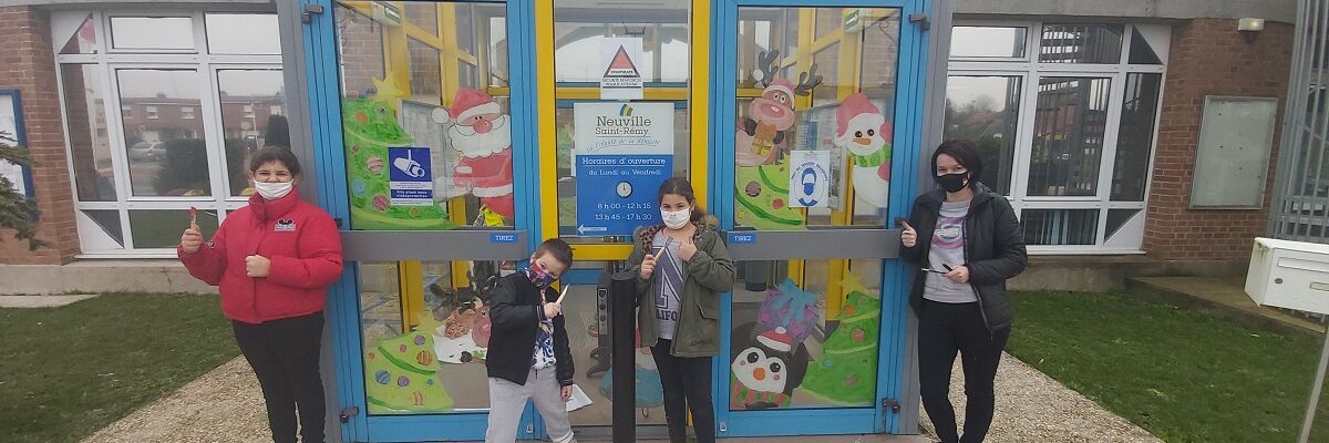 Portes de la Mairie décorées aux couleurs de Noël par les enfants de l'accueil de loisirs