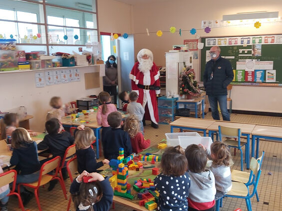 Le Père-Noël rend une visite surprise aux enfants des écoles de Neuville Saint-Rémy