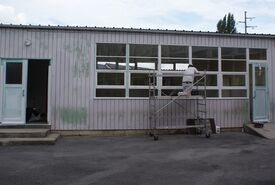 Travaux de mise en sécurité, de nettoyage et de peinture dans la cour de l'école maternelle