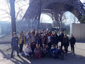 Jeunes du CAJ ATLANTIS devant la tour Eiffel