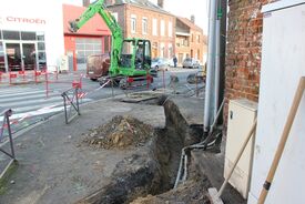 Travaux de génie civil pour pose des feux tricolores au carrefour de la rue du Moulin et de la rue de Lille.