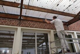 Travaux de mise en sécurité, de nettoyage et de peinture dans la cour de l'école maternelle