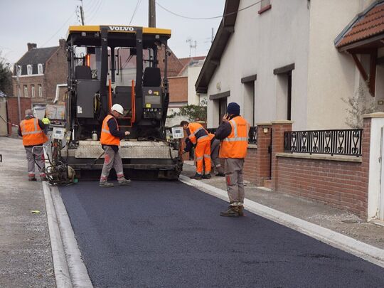 Pose de l'enrobé après enfouissement des réseaux.