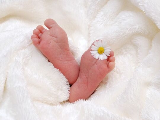 Pieds Bébé avec Pâquerette entre les orteils