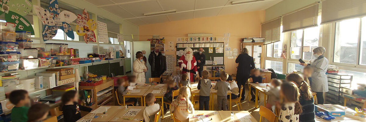 Le Père-Noël rend une visite surprise aux enfants des écoles de Neuville Saint-Rémy