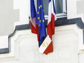 Drapeaux Sur le Perron d'une Mairie
