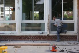 Travaux de mise en sécurité, de nettoyage et de peinture dans la cour de l'école maternelle