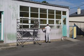 Travaux de mise en sécurité, de nettoyage et de peinture dans la cour de l'école maternelle