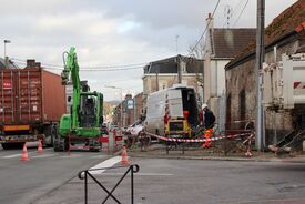 Travaux de génie civil pour pose des feux tricolores au carrefour de la rue du Moulin et de la rue de Lille.