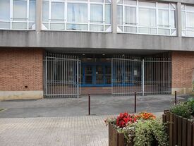 Entrée Salle Pasteur sur le côté de la Mairie face aux immeubles