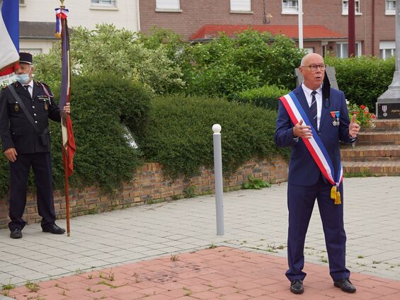 Dépôt de gerbe au monument aux morts