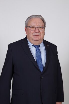 Jean-Pierre COUVENT, Maire Adjoint aux Finances et à la Gestion, Conseiller Délégué à la CAC, Vice-Président au SIDEC, Président FLORALYS Résidences (EHPAD), Administrateur NOREVIE