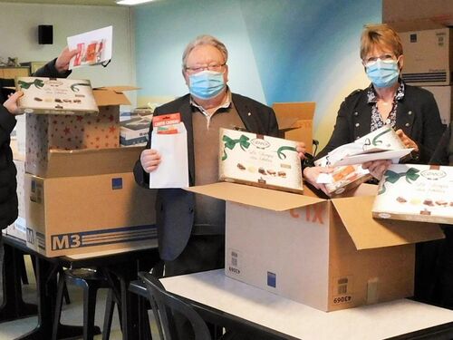 Distribution des chocolats de Noël, d'un bon d'achat et d'un masques aux aînés de 65 ans et plus par les élus du conseil municipal Distribution des chocolats de Noël, d'un bon d'achat et d'un masques aux aînés de 65 ans et plus par les élus du conseil municipal