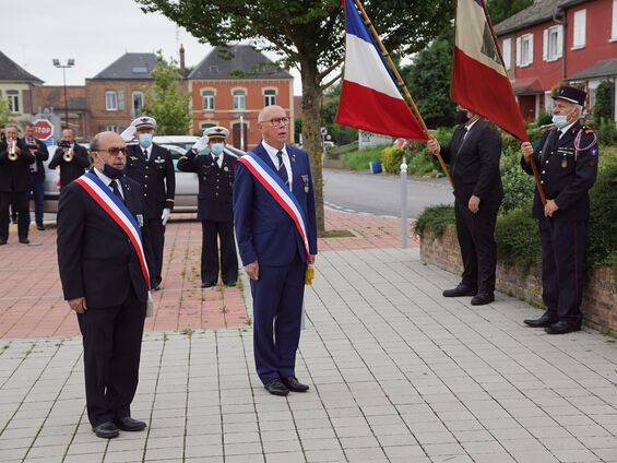 Dépôt de gerbe au monument aux morts