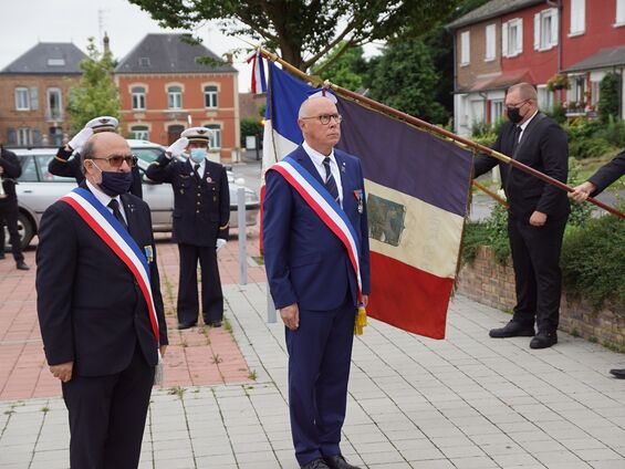 Dépôt de gerbe au monument aux morts