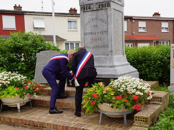 Dépôt de gerbe au monument aux morts