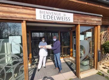 Christian DUMONT, Adjoint aux Sports et à la Sécurité, offre 100 masques FFP2 à l'EHPAD les Edelweis